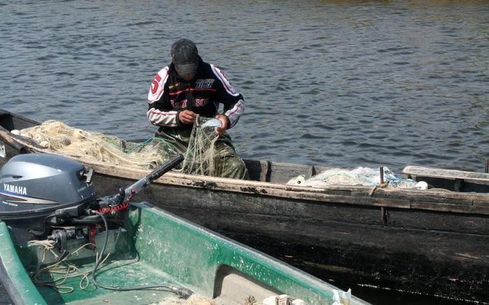 Pescari lăsați fără autorizație