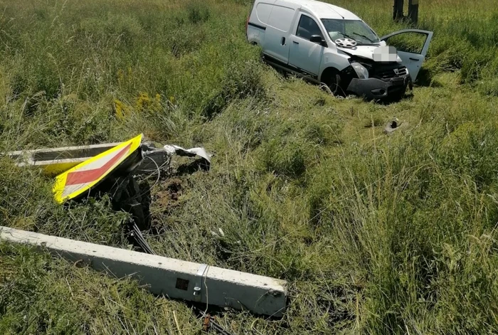 Autoturismul a ieşit în afara părţii carosabile şi a lovit un stâlp de beton. Foto ISU Argeş