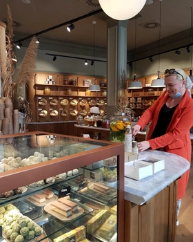 2 cafeneaua lui meryem uzerli jpg jpeg