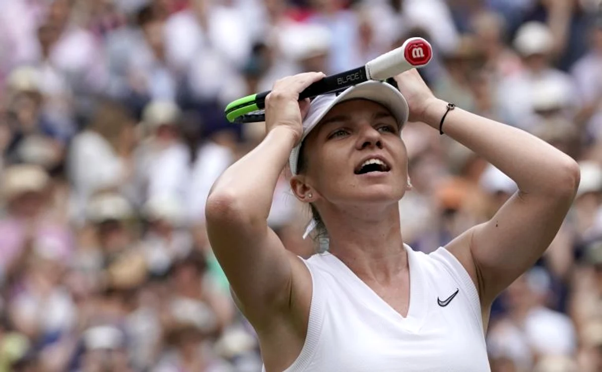 
    Simona Halep a cucerit titlul la Wimbledon 2019FOTO: EPA  