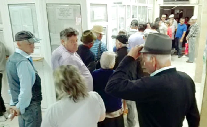 
    Majoritatea celor care aşteaptă să primească bon de ordine pentru a intra la specialist sunt oameni bătrâni  