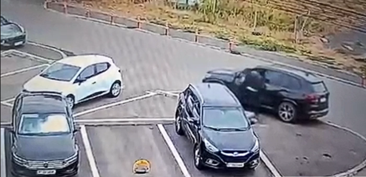 Cele două BMW X5 au fost depistate și ridicate de polițiști