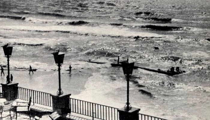 Plajă în Eforie, anii '50. Sursa: revista Arhitectura.