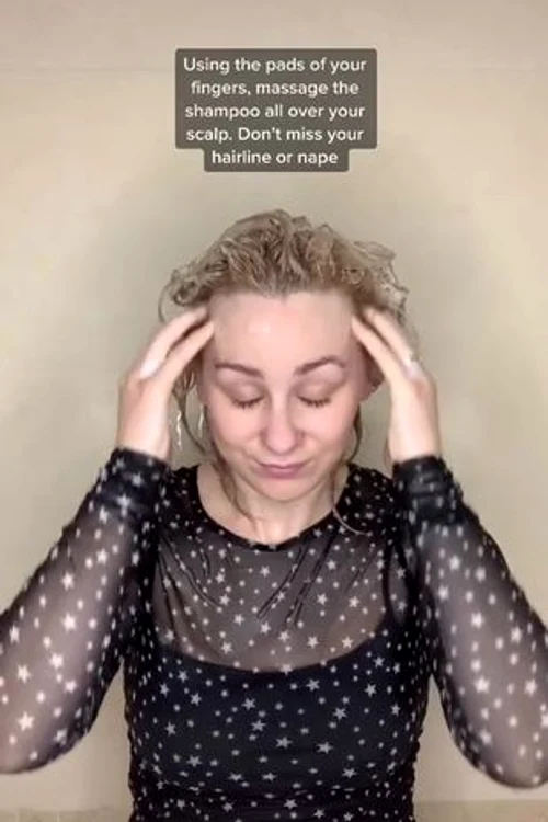 Amy a dezvăluit care sunt pașii pentru a obține un păr curat și mătăsos. Captură video TikTok