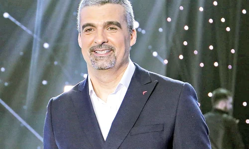 Aurelian Temişan (47 de ani)  a adoptat acest look cu acordul soţiei jpeg