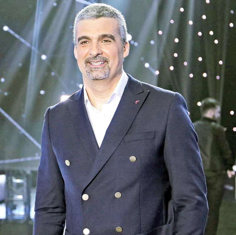Aurelian Temişan (47 de ani)  a adoptat acest look cu acordul soţiei