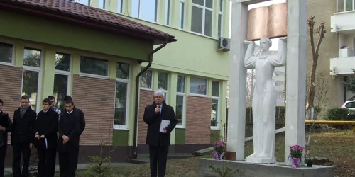  Monumentul  este dedicat  cadrelor didactice din judeţ