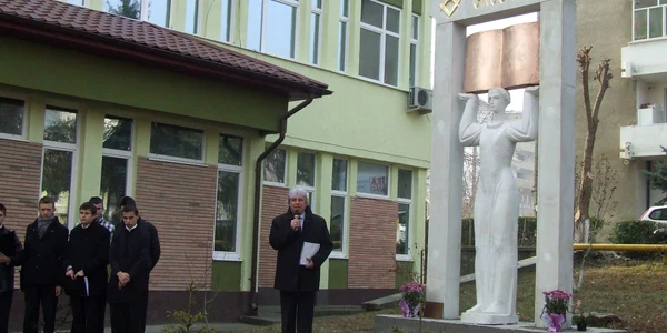  Monumentul  este dedicat  cadrelor didactice din judeţ