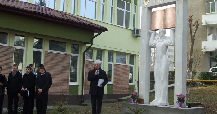 Monumentul este dedicat cadrelor didactice din judeţ