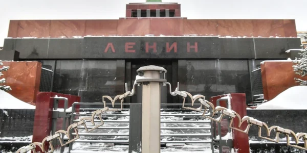  Mausoleul lui Lenin deschis în Piaţa Roşie din Moscova. Foto