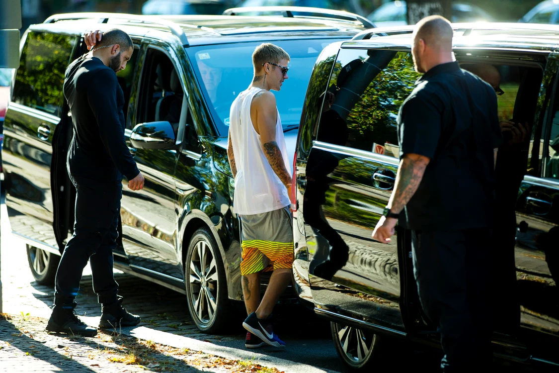 
    Gărzile de corp ale lui Justin Bieber au sărit imediat să-l apere pe cântăreț de viespeFoto Splash News  