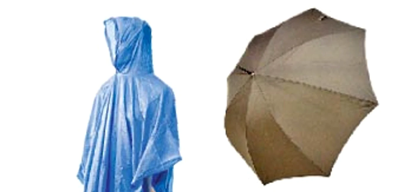 Pelerină: 50 de lei Este făcută dintr-un  material plastic, care-ţi  va proteja hainele  de umezeală Magazin Carrefour