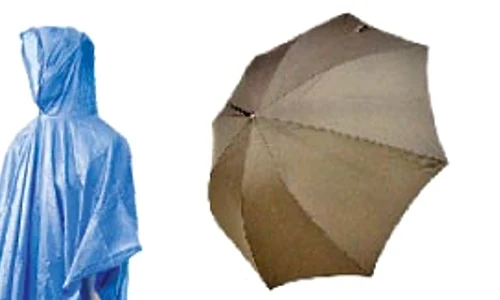 Pelerină: 50 de lei Este făcută dintr un  material plastic, care ţi  va proteja hainele  de umezeală Magazin Carrefour jpeg