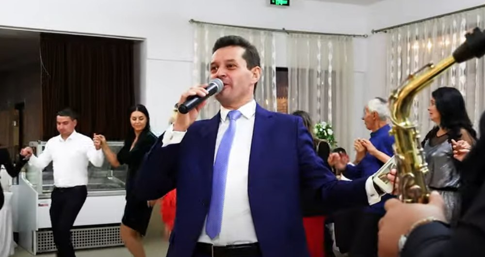 Primarul lăutar. Un edil din Mehedinți, acuzat că își rotunjește veniturile la nunți și petreceri: „Mai face câte o cântare, că nu-s bani să întrețină familia”