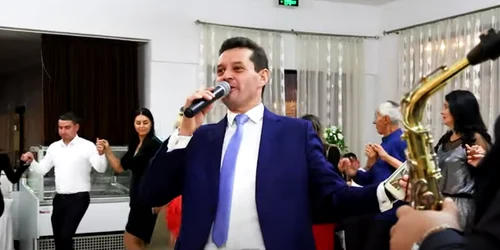 Ionuț Teodorescu, primarul din Baia de Aramă, este lăutar în timpul liber FOTO Captură video