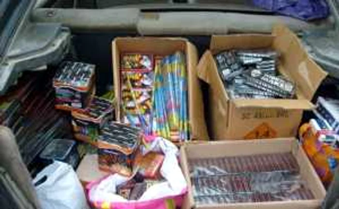 Ajutaţi de "mascaţii" IPJ Olt, poliţiştii autohtoni au făcut una dintre cele mai mari confiscări de petarde din ţară în această lună...