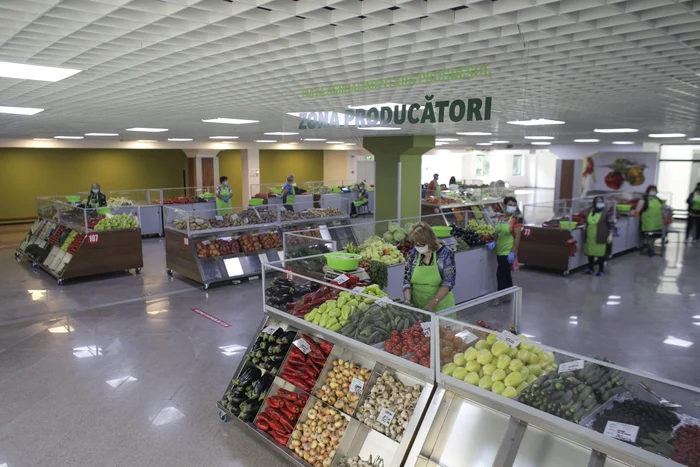 
    La etajul 1 al Pieței Progresul se află 142 de tarabe duble pentru producătorii agricoliFoto: Inquam Photos / Octav Ganea  