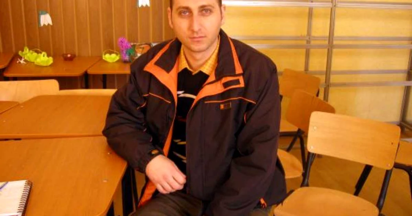 Profesorul Adrian Stârcu vine de la Craiova la Găneasa pe banii săi