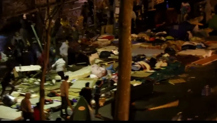 
    Sute de oameni s-au bătut în plină stradăFoto: captură video  