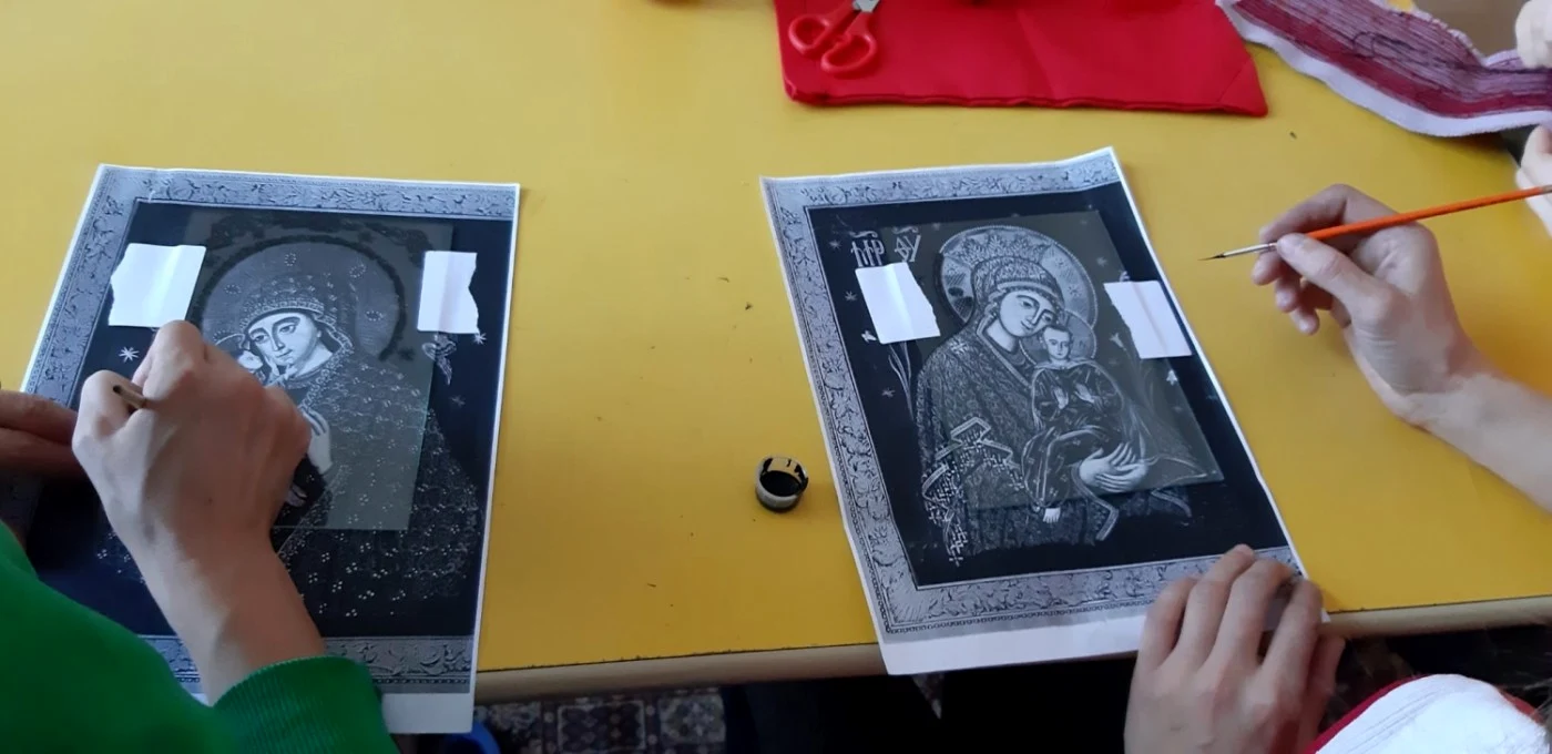 Personale cu dizabilităţi învaţă diferite meşteşuguri, inclusiv pictatul icoanelor FOTO Cosmin Zamfirache