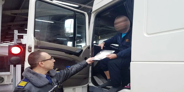 Şoferul de TIR depistat cu acte false FOTO Poliţia de Frontieră