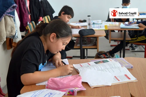 Copiii născuți în familii defavorizate au riscuri educaționale Foto: Salvați Copiii