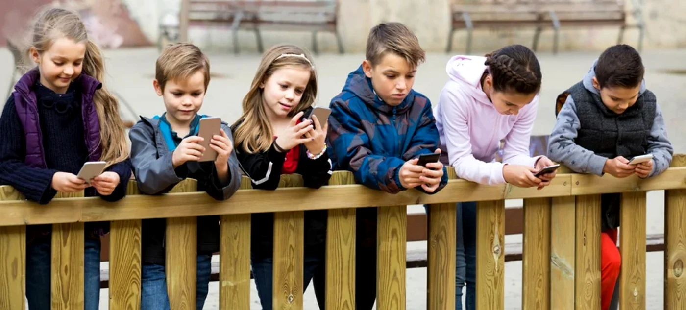 Elevii zăbovesc mult timp pe telefoane FOTO: Adevărul 9arhivă)