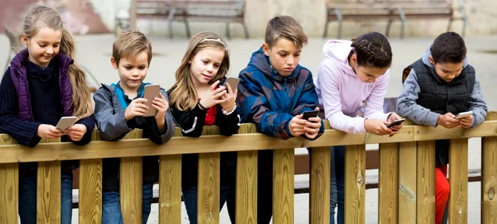 Elevii zăbovesc mult timp pe telefoane FOTO: Adevărul 9arhivă)