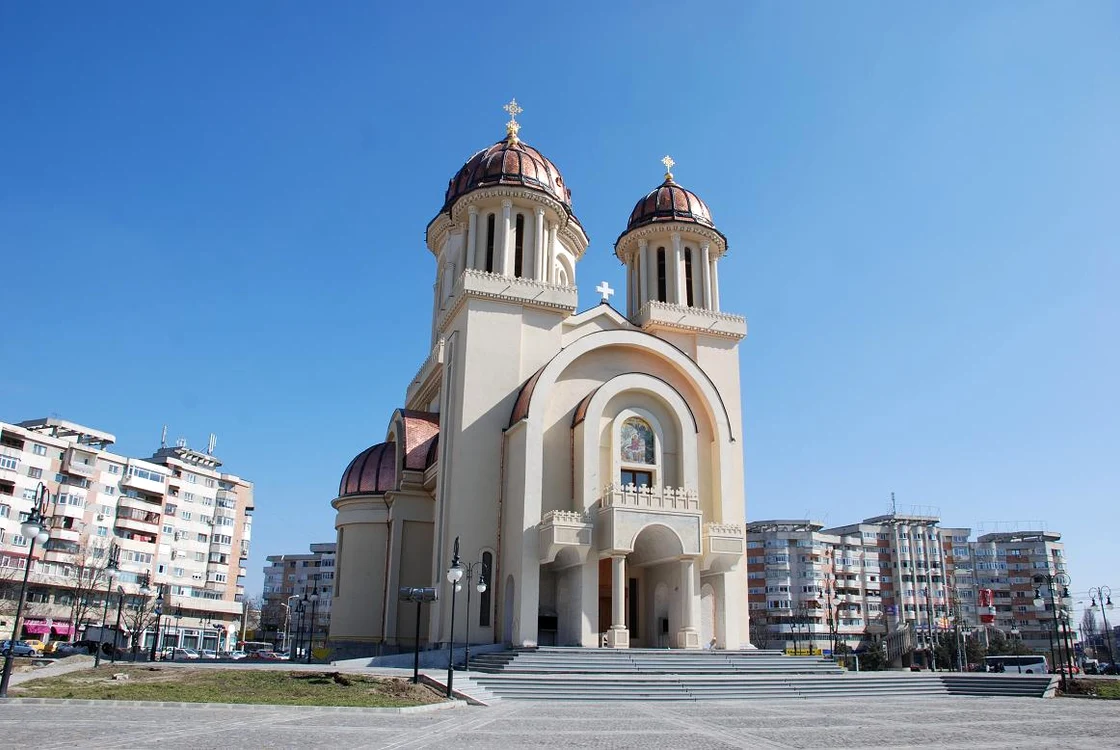 Terenul ce înconjoară catedrala are peste 10.000 mp