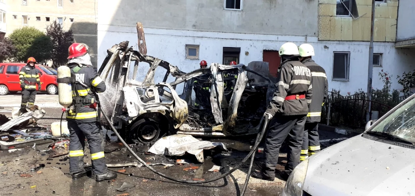 Explozia unei dubiţă, înt parcarea unui bloc din Râmnicu Vâlcea, soldată cu trei victime şi şase autoturisme avariate Foto Adevărul