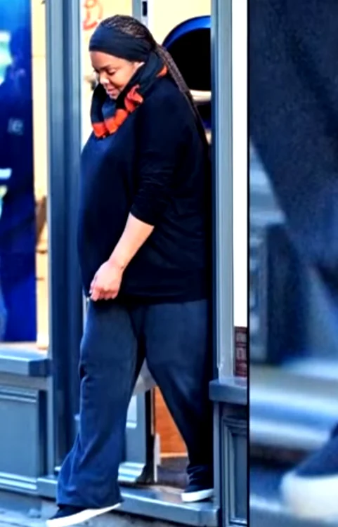Janet Jackson, surprinsă ieșind dintr-un magazin din Londra