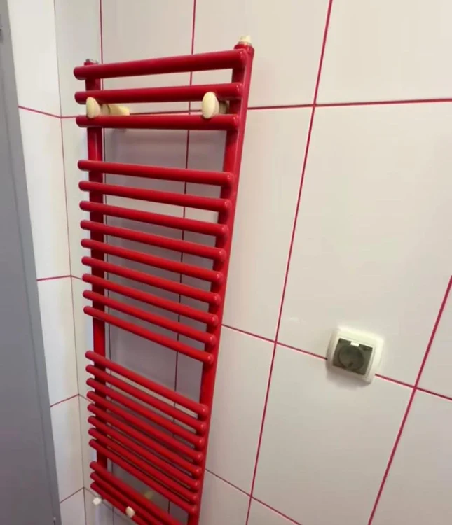 Și caloriferul este roșu.