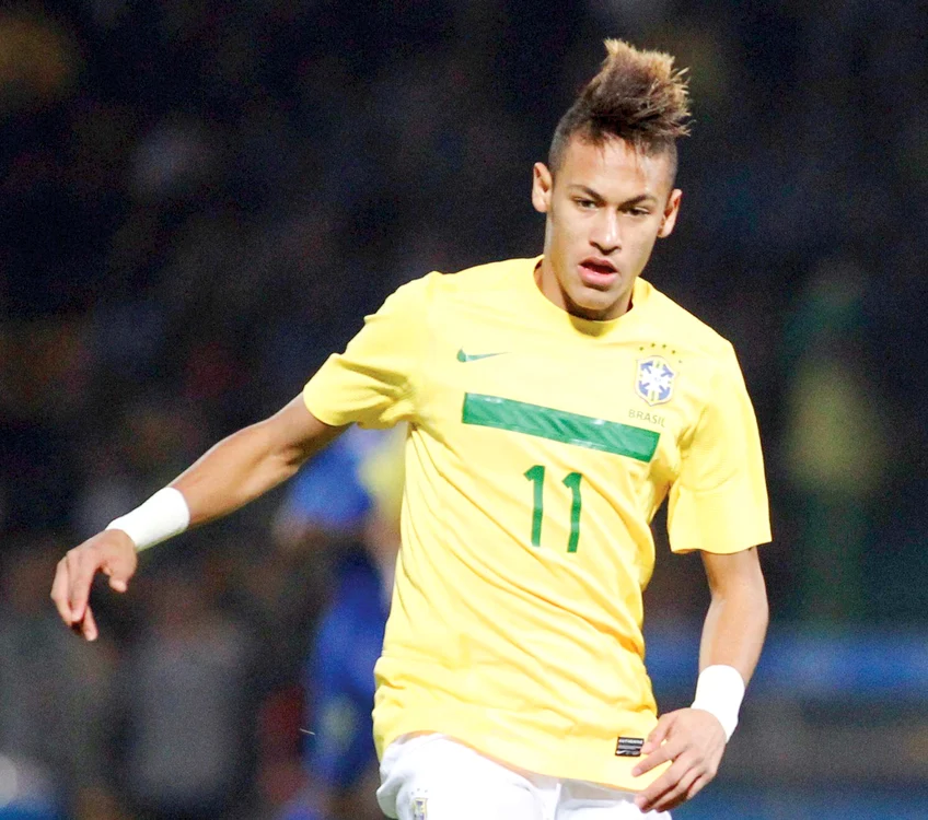 
    Neymar, vedeta Braziliei, are «la picioare» două bombe sexy  
