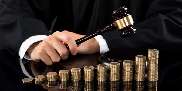 judecatori magistrati bani venituri pensii shutterstock