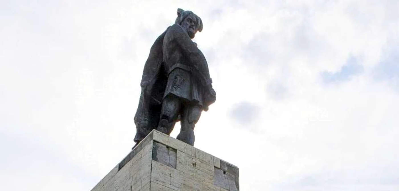Statuia lui Ioan Vodă, cel mai înalt monument din Galați FOTO: CJ Galați