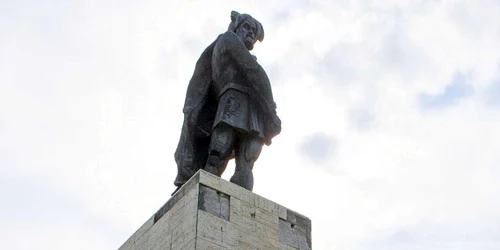 Partea de sus a monumentului lui Ioan Vodă cel Cumplit. Foto