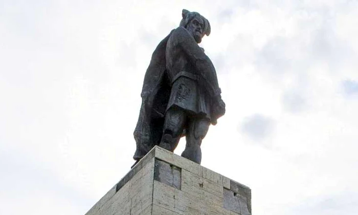 Partea de sus a monumentului lui Ioan Vodă cel Cumplit. Foto