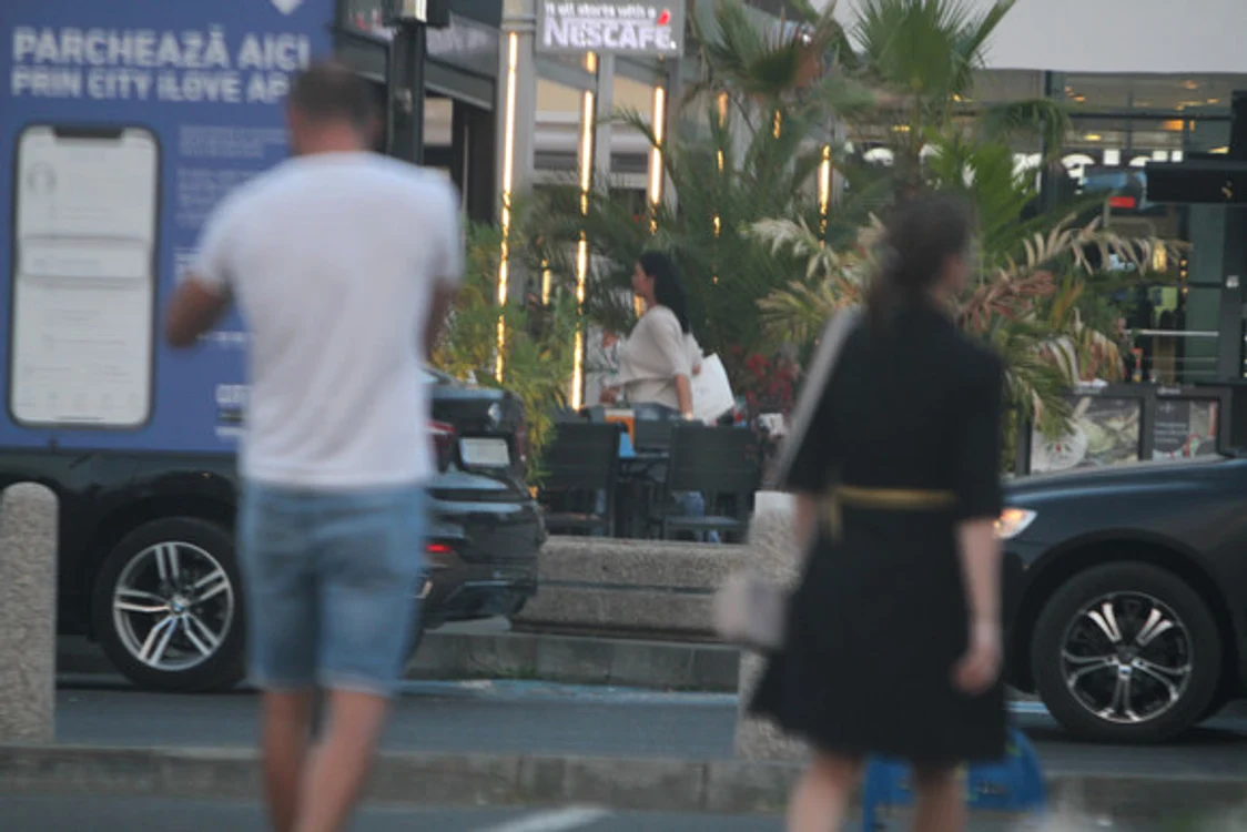 
    S-a relaxat la o cafea  alături de prietene,  apoi a mai dat o  tură de shopping   