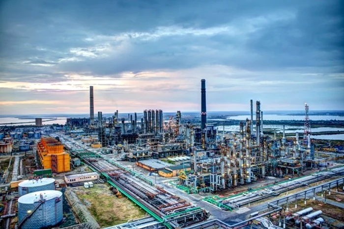 Un sechestru de peste 660 de milioane de euro va fi pus de procurorii DIICOT pe instalațiile rafinăriei Petromidia și pe benzinăriile companiei