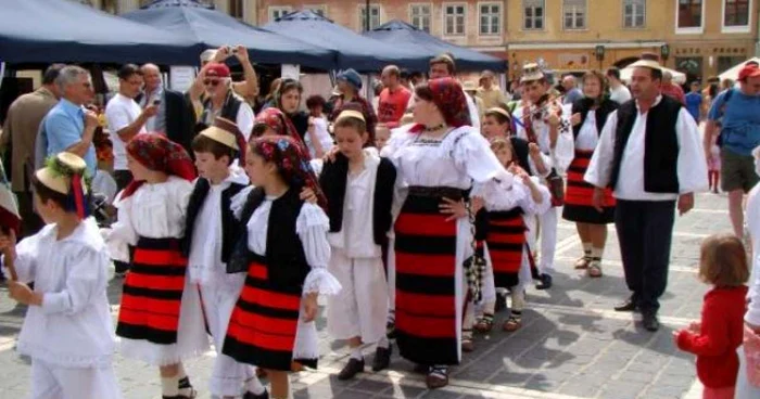 Braşovenii sunt aşteptaţi la spectacol. FOTOArhivă.