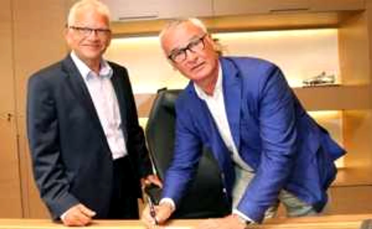 Ranieri (dreapta), la semnarea contractului cu federaţia elenă