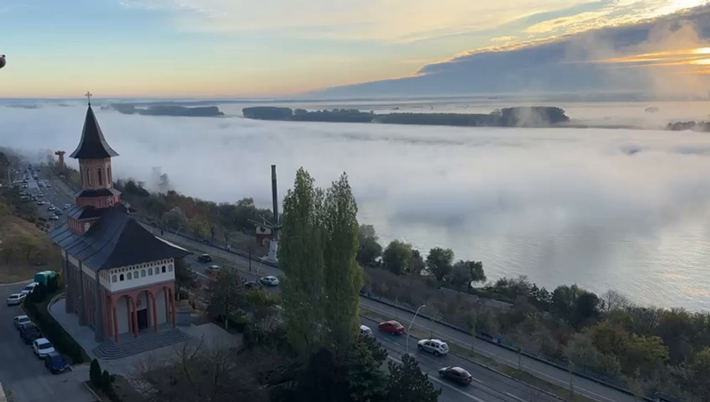 Fenomen spectaculos la Dunăre. Nori de aburi acoperă suprafața fluviului. „Pare că a dat în clocot“ VIDEO