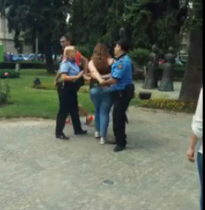 Tânără din Ploieşti, încătuşată de poliţiştii locali pentru că nu a avut bilet de transport FOTO facebook