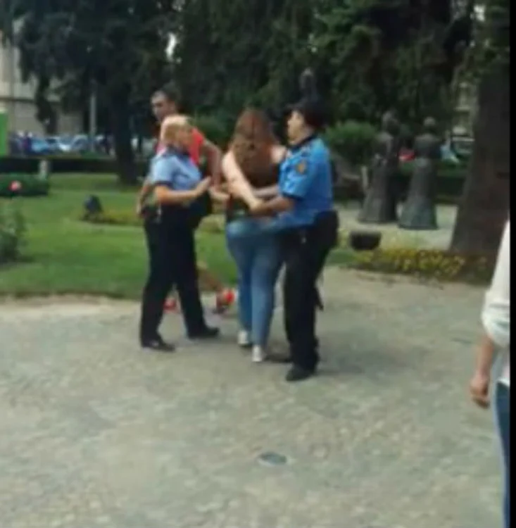 Tânără din Ploieşti, încătuşată de poliţiştii locali pentru că nu a avut bilet de transport FOTO facebook