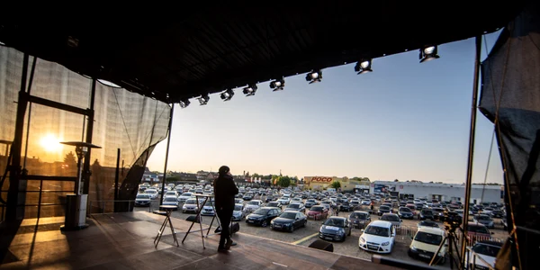 Așa se desfășoară un concert „drive in”  Sala de spectacole va fi înlocuită cu o parcare plină de mașini jpeg