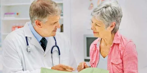 Consultă medicul în vederea unor soluţii terapeutice pentru atenuarea simptomelor menopauzei 