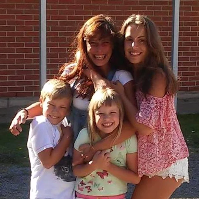 Mihaela, alături de cei trei copii ai săi, pe vremea când erau împreună