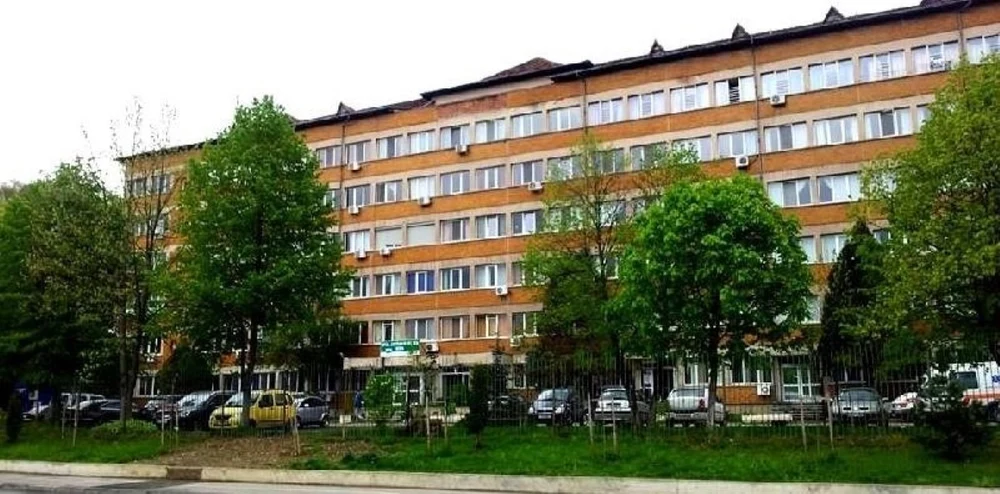 Spitalul din Reșița, în centrul unui scandal după moartea suspectă a unui pacient care a căzut pe scări. Dispută între aparținători și conducerea spitalului