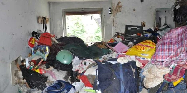 Angajaţii Salubrătăţii au adunat 5 tone de gunoi din apartamentul unei craiovence