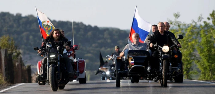 Vladimir Putin (dreapta) participând la o acţiune a „Lupilor nopţii” la Sevastopol, Crimeea, peninsula anexată de Rusia în 2014 FOTO EPA-EFE